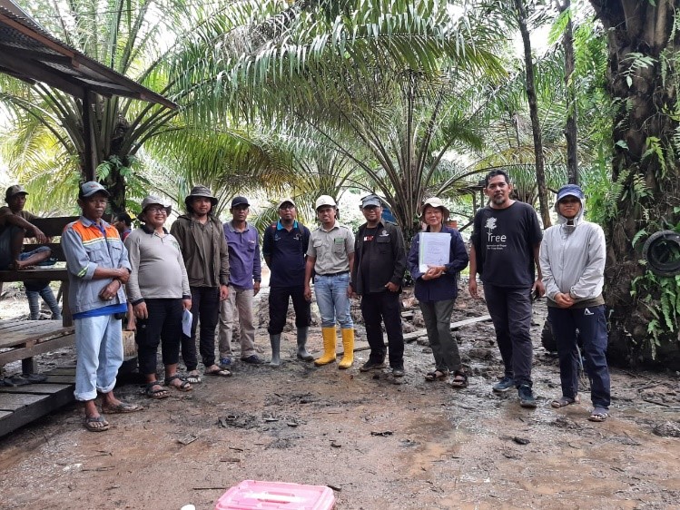 Tim verifikasi lapangan bersama perwakilan perusahaan dan desa Kelinjau Ilir
