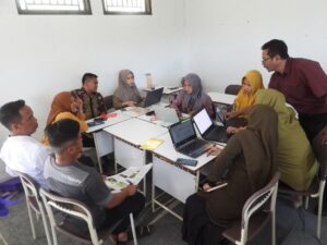 Penyusunan Modul Proyek Penguatan Profil Pelajar Pancasila oleh peserta kelompok SMP dan SMA (foto Konsorsium). 