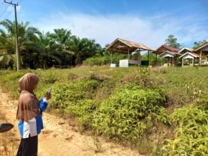 Pengambilan titik GPS fasilitas umum dan fasilitas sosial yang ada di pemukiman oleh Anggota Tim Pemetaan Desa Sumber Agung menggunakan aplikasi Avenza maps.