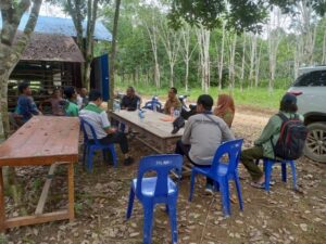 Kunjungan PT MKC dan Dinas Perkebunan Kutai Timur ke Unit Pengolahan dan Pemasaran Bokar (UPPB) Etam Jaya di Desa Mukti Utama, Keamatan Long Mesangat.