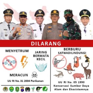 Spanduk larangan menyetrum, dengan menyertakan foto-foto Tiga Pimpinan Kecamatan (Tripika) Wilayah Kecamatan Muara Ancalong, Muara Bengkal dan Long Mesangat.