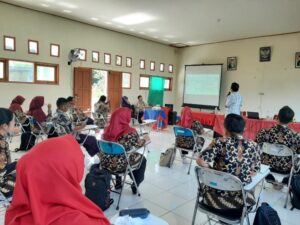 Bimtek penyusunan Modul Proyek Penguatan Profil Pelajar Pancasila (P5) pemanfaatan gulma air menjadi kompos, dipandu oleh Mujiono M.Pd. dari Dinas Pendidikan Kutai Timur. Foto: Nur Linda-Konsorsium Yasiwa-Yayasan Ulin.