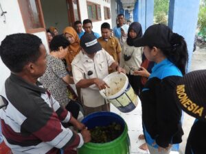 Pelatihan pembuatan kompos dari gulma air, dipandu oleh Dr. Lariman dari FMIPA UNMUL. Foto: Nur Linda-Konsorsium Yasiwa-Yayasan Ulin 