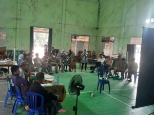 Penyampaian materi Penyusunan Raperdes oleh Rahmina,Narasumber dari USAID-SEGAR