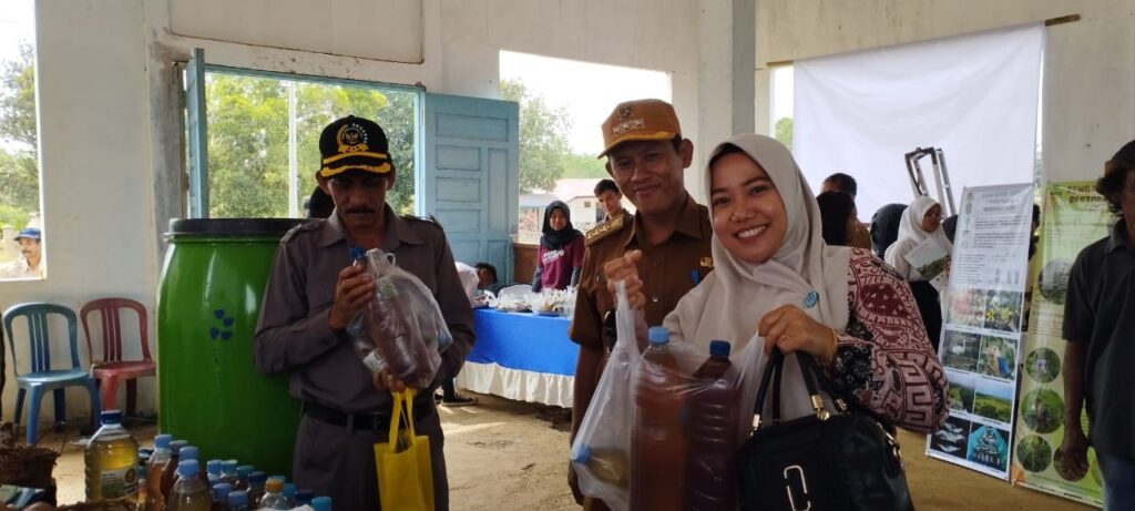 Camat Long Mesangat bersama istri dan anggota BPD Sumber Sari mengunjungi stan pameran POC dan kompos hasil karya siswa-siswi SMPN1 Long Mesangat.