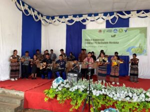 Musik kulintang, biola dan gitar mengiringi lagu Indonesia raya