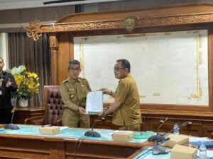 Penyerahan Surat Keputusan Bupati tentang Penetapan KEP LBMS kepada Ketua Forum Pengelolaan LBMS. Foto: Konsorsium Yasiwa-Yayasan Ulin.