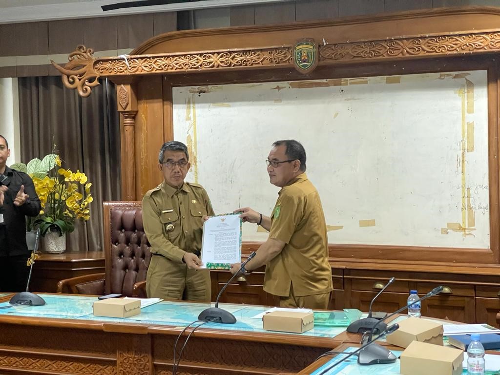 Penyerahan Surat Keputusan Bupati tentang Penetapan KEP LBMS kepada Ketua Forum Pengelolaan LBMS. Foto: Konsorsium Yasiwa-Yayasan Ulin.