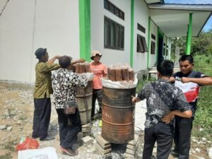 Proses pengukusan baglog, selama 8 jam, kemudian biarkan plastik penutup sampai benar-benar dingin. 