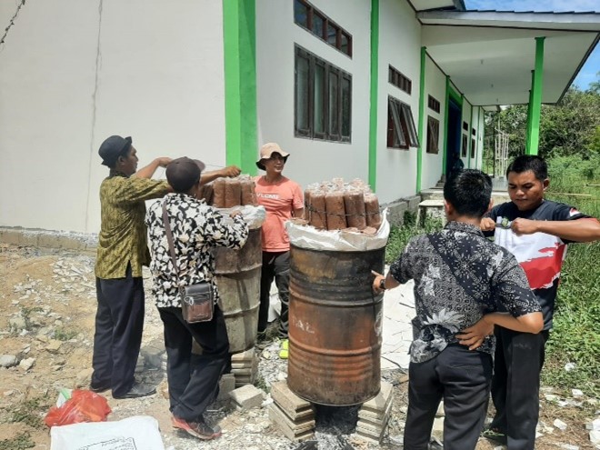 Proses pengukusan baglog, selama 8 jam, kemudian biarkan plastik penutup sampai benar-benar dingin.