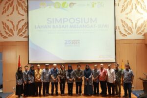 Foto bersama perwakilan para undangan dan Keynote Speaker